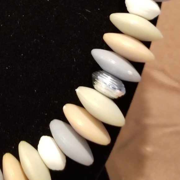 ❗5 For $2️⃣5️⃣ Bundle Sale❗️Single-Strand Disk Beaded Necklace - Picture 3 of 3